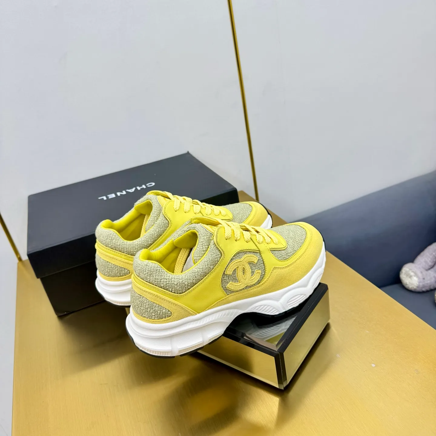 p700🐮🐮Upgraded version, upgraded version, upgraded version! No rebuttal accepted! ! ! ! Chanel Chanel dad shoes, couples' model for men and women - 2025 top casual sneakers in the counter. This classic design; the upper is electro-embroidered with various techniques; ❷The inner lining is made of: original Yangli + net ❸The outsole is based on: the original TPU combination outsole. The full set of boutique packaging for women 35–41